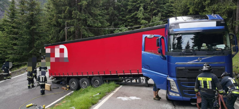L'autoarticolato si incastrata su uno dei tornanti del Passo dello Stelvio